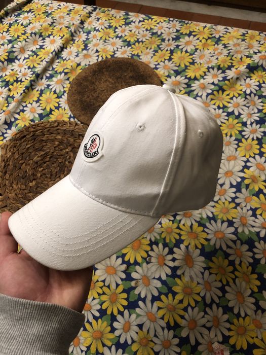 chapeu branco moncler