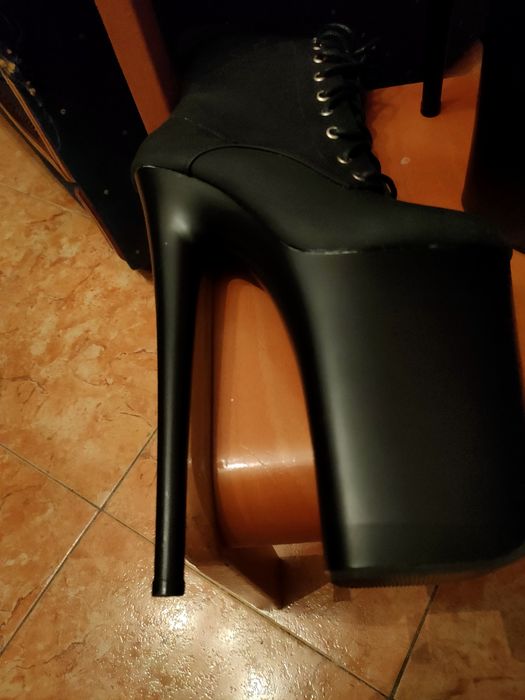 Botas de couro, como novo, pretas.