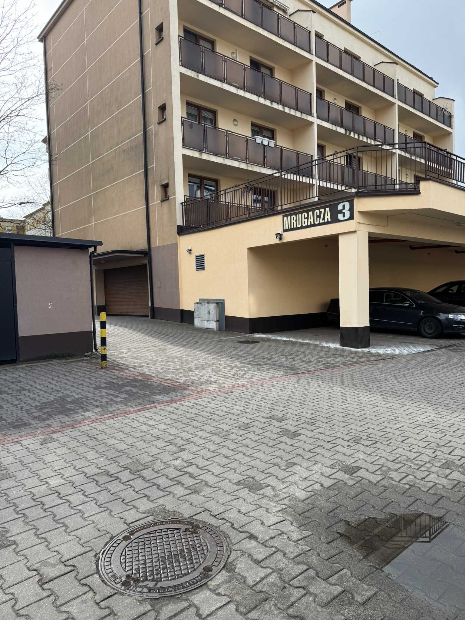 Miejsce parkingowe w garażu do wynajęcia.