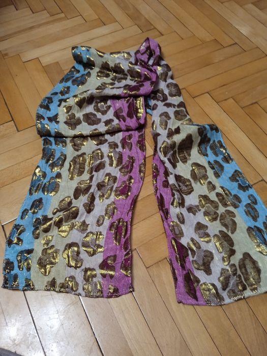 Szal damski rozmiar szerokość -24cm, długość -175cm.