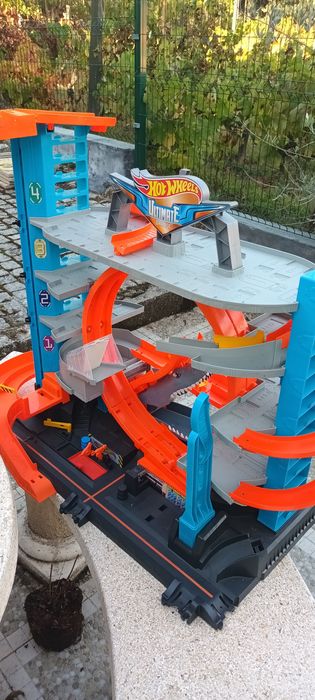 Hotweels 3 pistas mais carro reboque