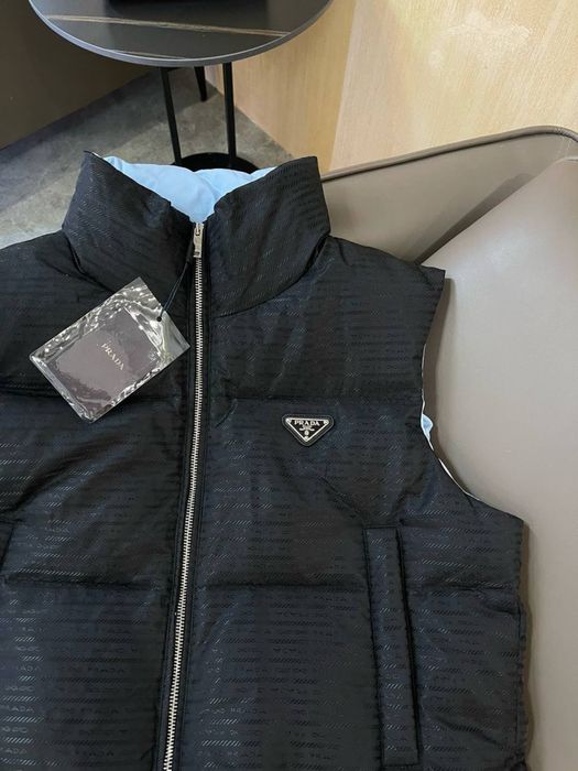 Жилетка prada безрукавка