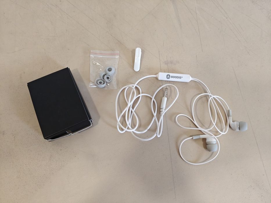Auriculares com Fio GOODIS – controlo de som + acessórios