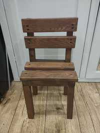 Krzesełko z drewna w kolorze brązowym