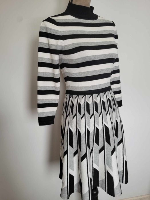 Biało szaro Czarna sukienka Karen Millen 
Stan bardzo dobry 
Rozmiar S
