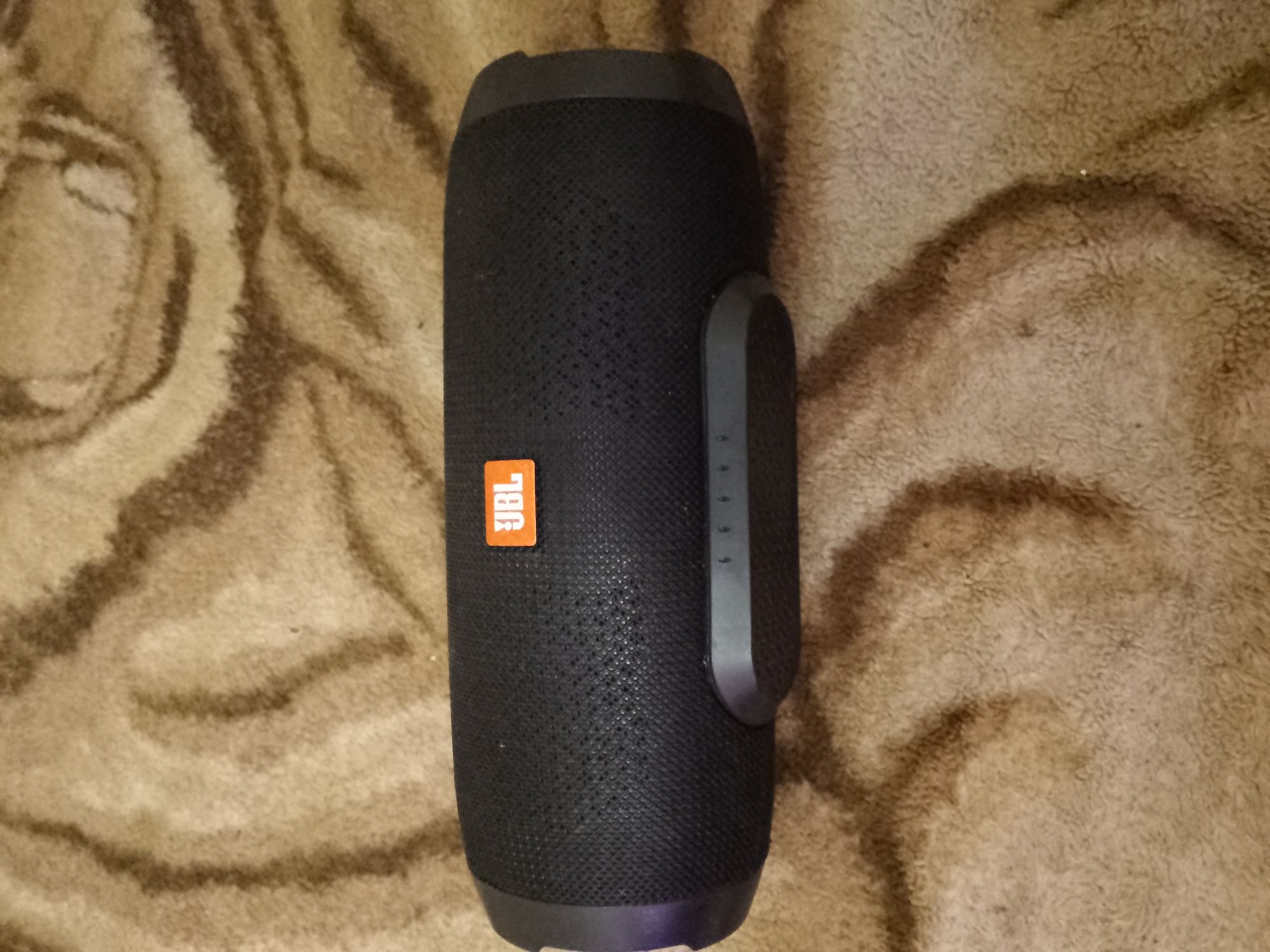 Колонка JBL.чорного кольору.