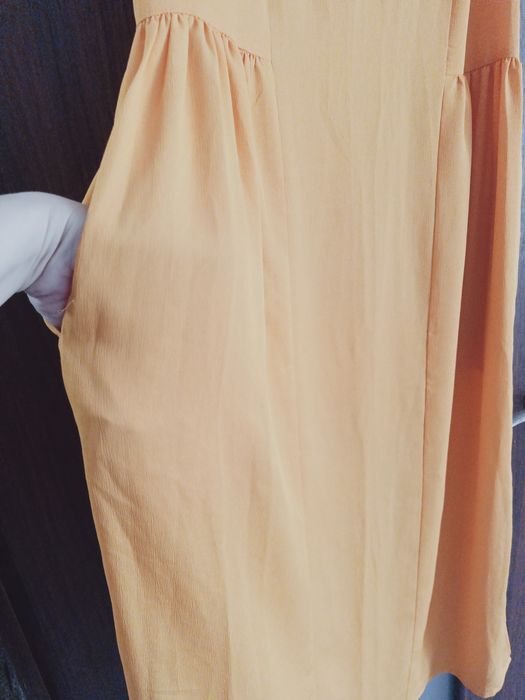 Довга яскрава сукня