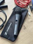 Sennheiser E 835‑S + statyw König & Meyer 26085 + przewódy
