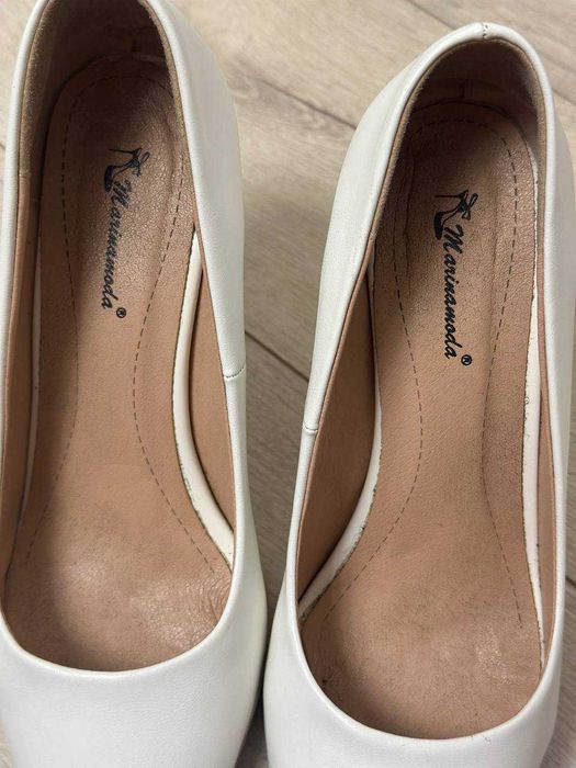 туфлі білі лодочки човники на каблуку стаканчику