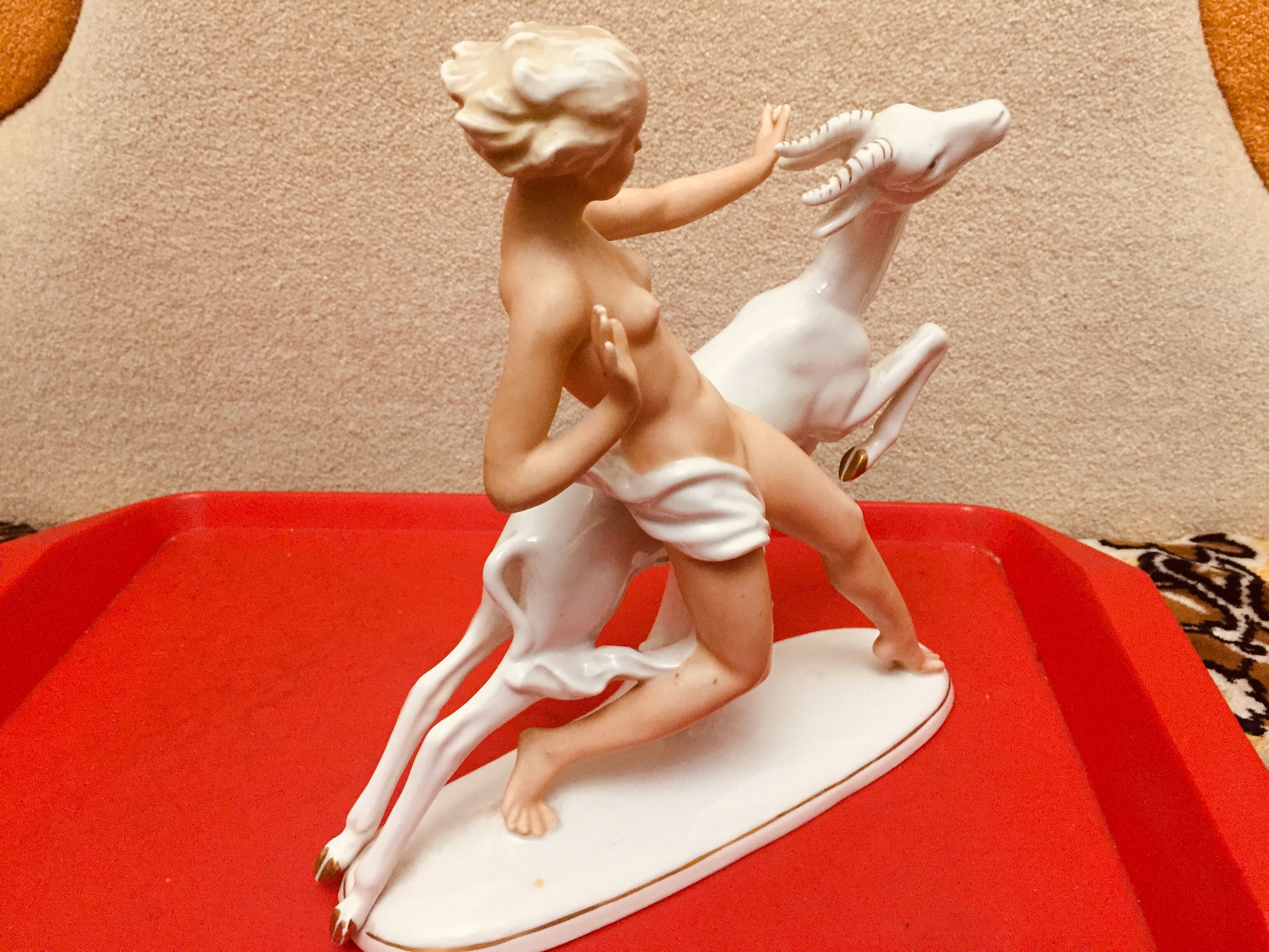 Немецкую фарфоровую статуэтку  SHAU BACH KUNST Девушка с ланью 3800 гр