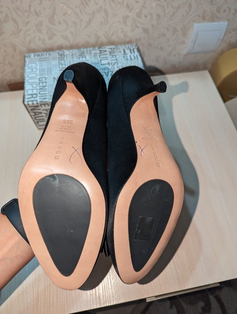 Hobbs шикарні туфлі 39-39.5 р по устілці 26 см ширина 8.5 см нові всер