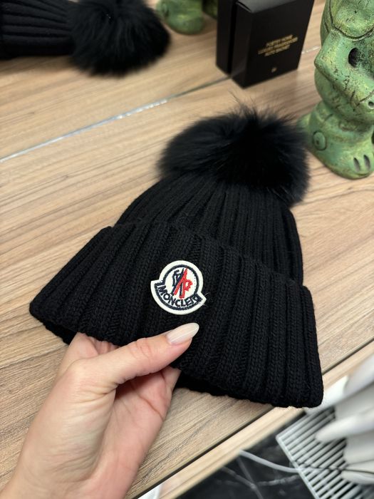 Шапка женская Монклер Moncler с натуральным бобоном