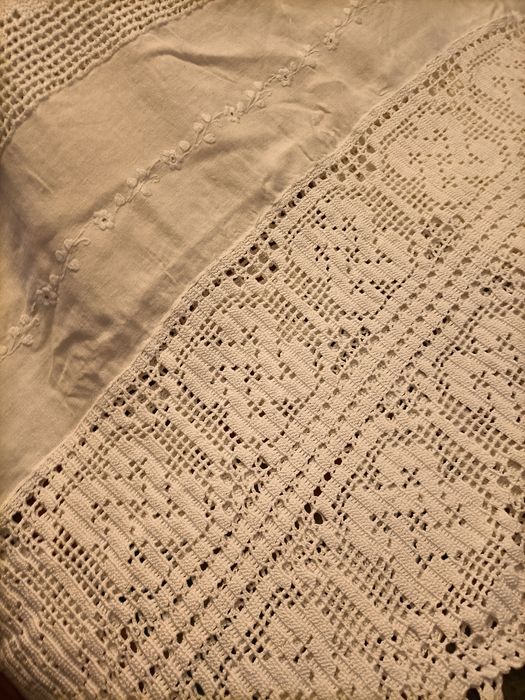 Feito á mão - Toalhas de mesa em renda e linho branco