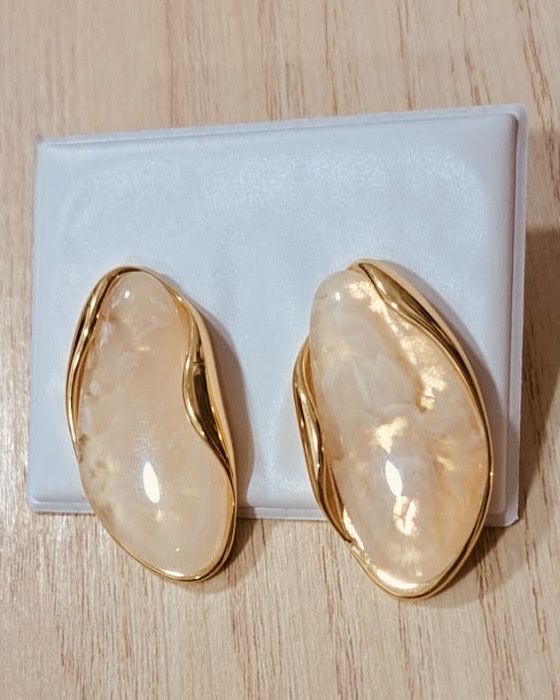 Brincos com realce dourado