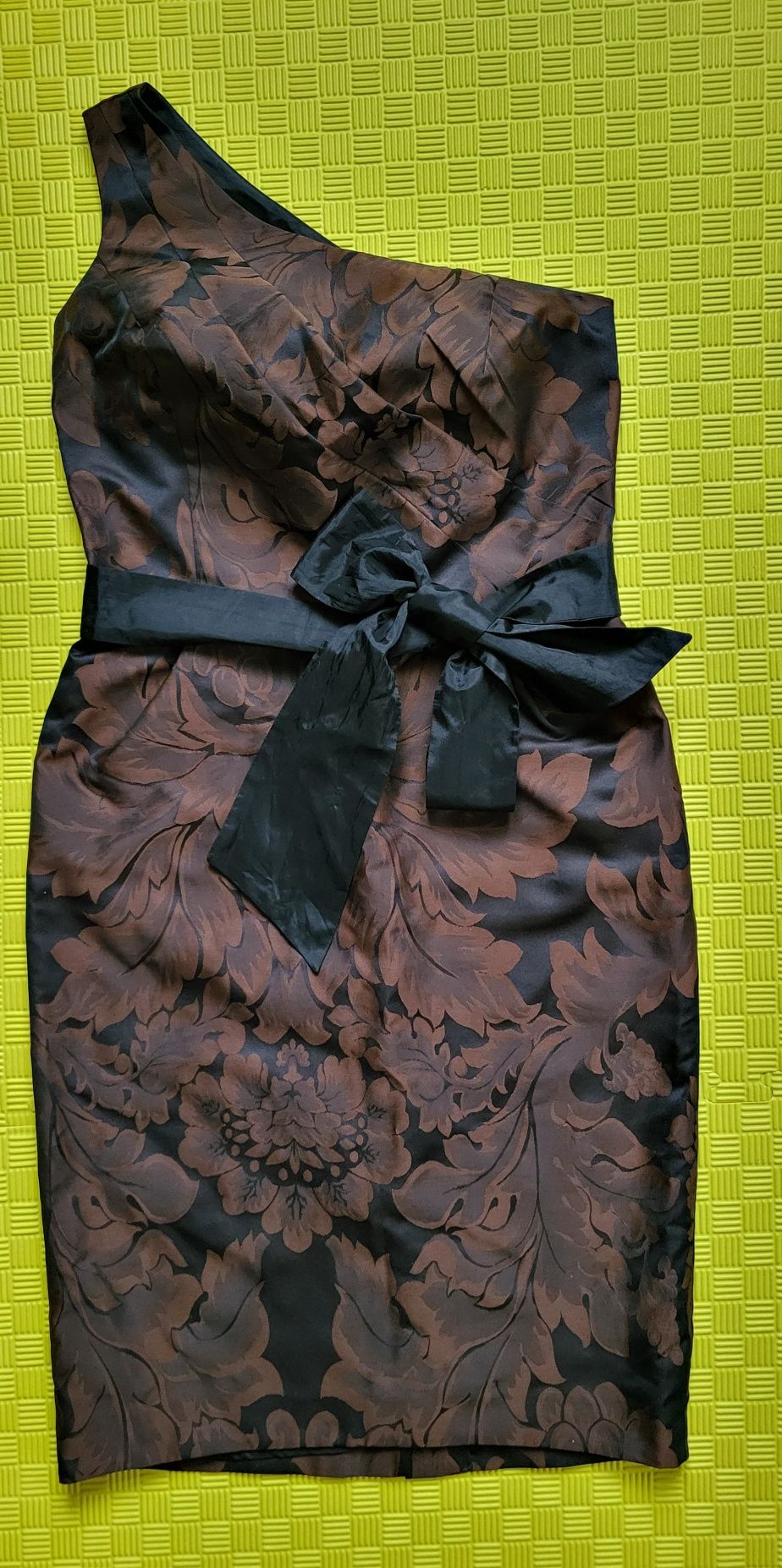 Sukienka Solar 40 elegancka brązowa kwiaty szarfa