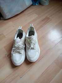 Продажа новых белых кроссовок