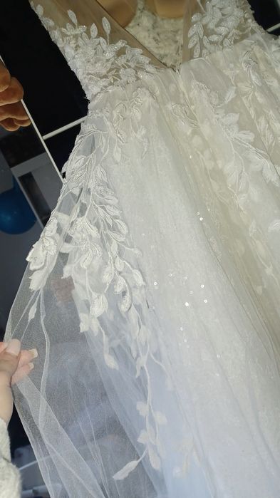 Błyszcząca księżniczkowa suknia ślubna