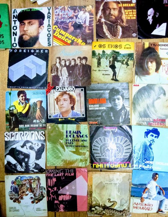 Vendo vários discos de vinil antigos com capas