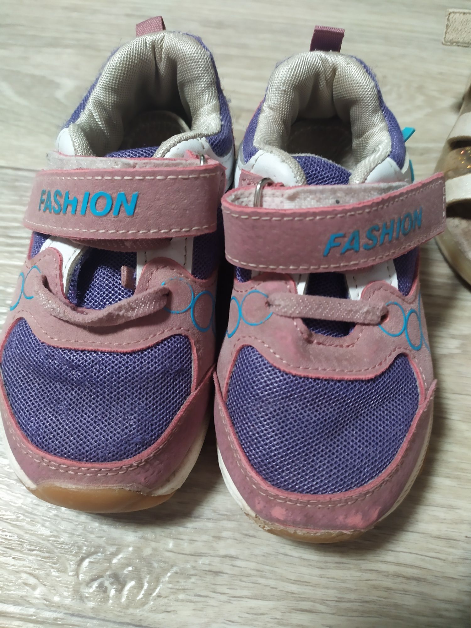 Дитяче взуття кросівки/ сандалі