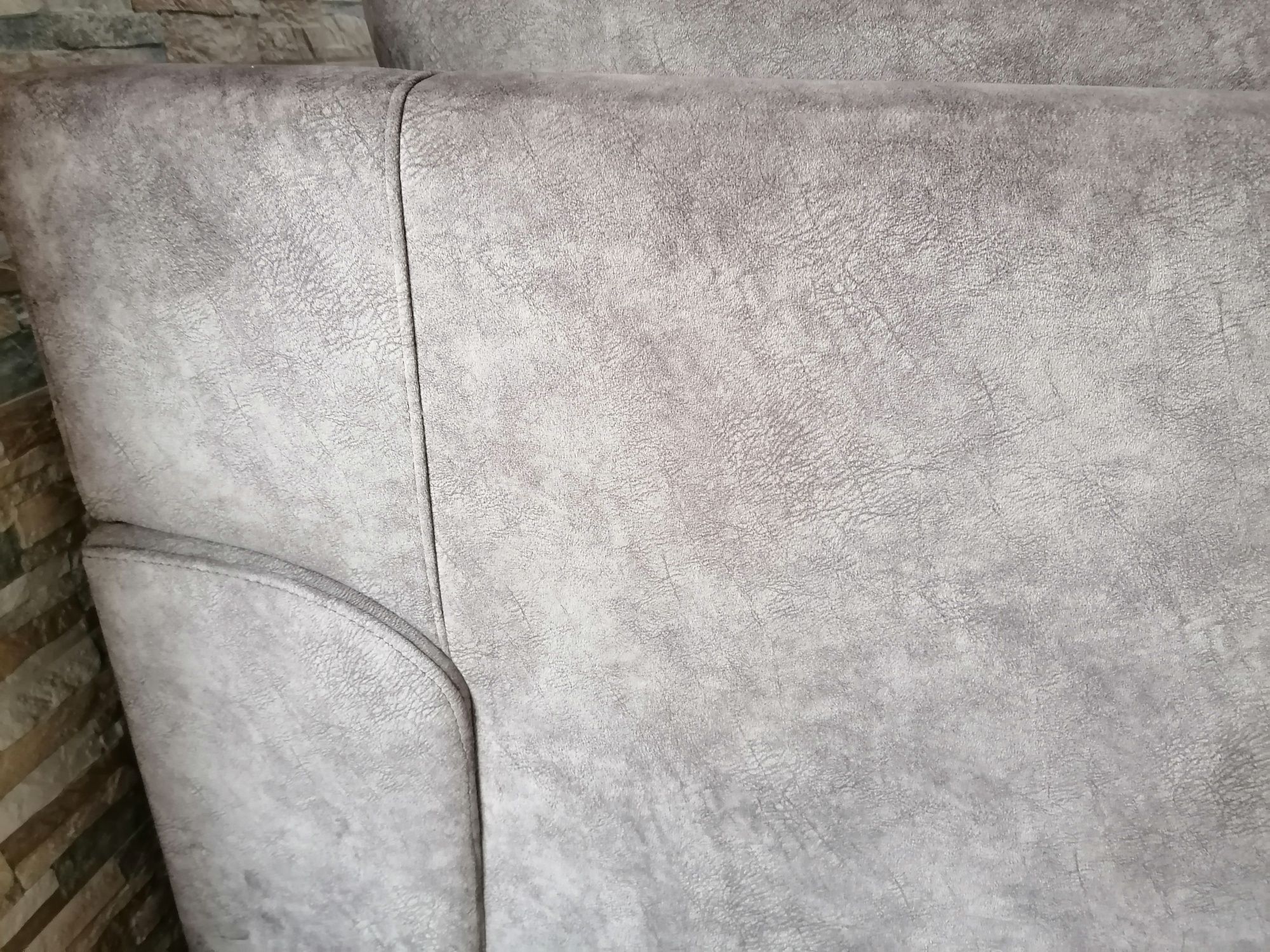 Sofá 2 lugares com chaise long.