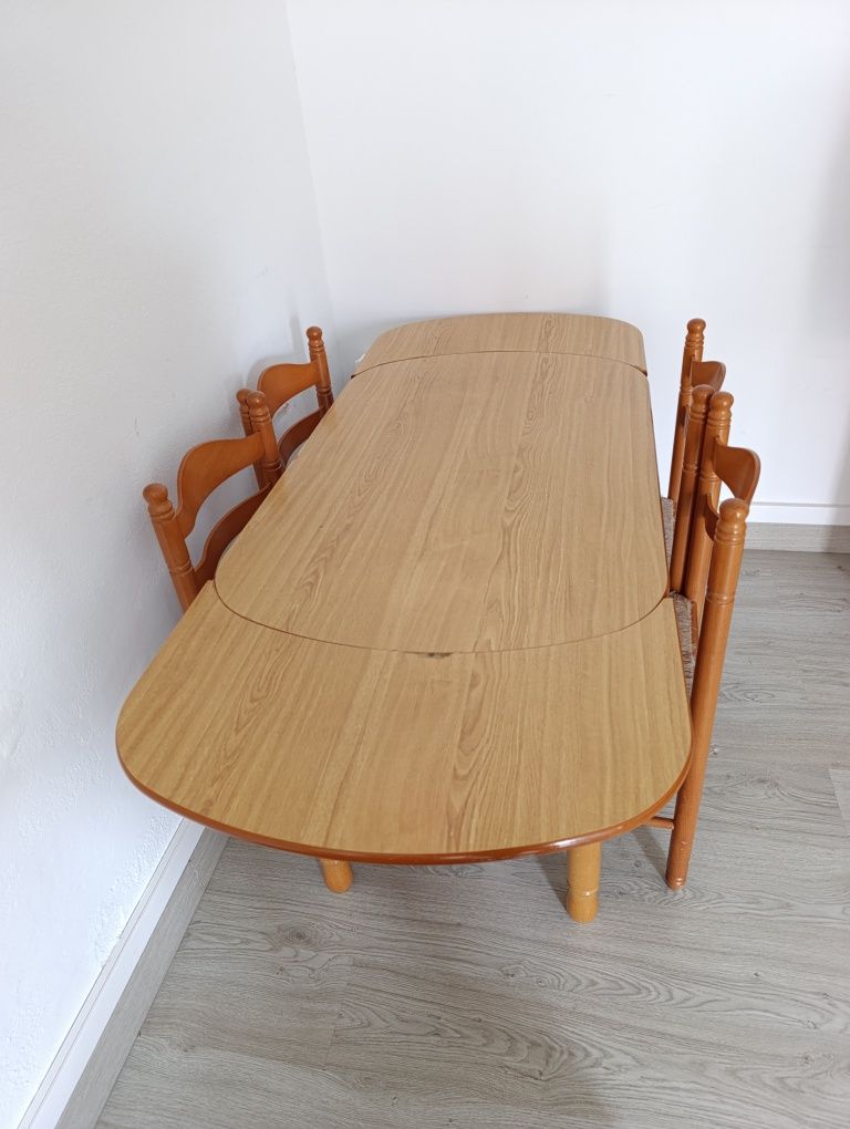 Mesa de cozinha em madeira