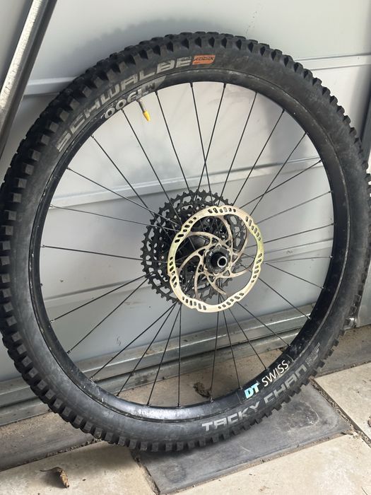 Koło tylnie 27.5 dt swiss e1900 z kasetą, tarczą oraz oponą.