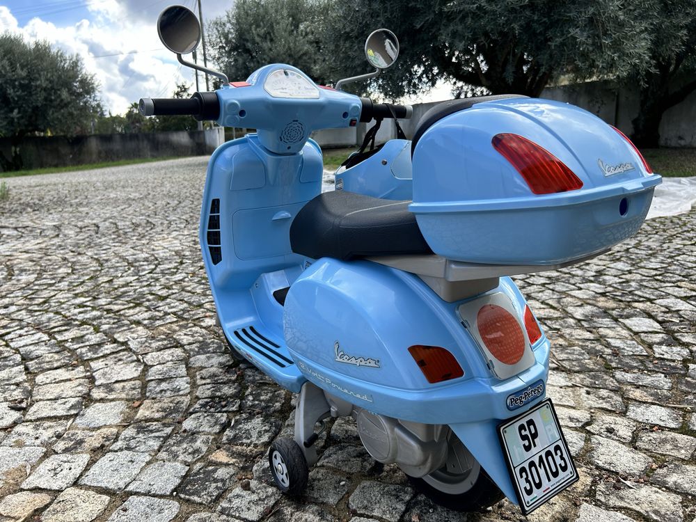 Vespa Piaggio (com acessorios capacete e mala) - azul