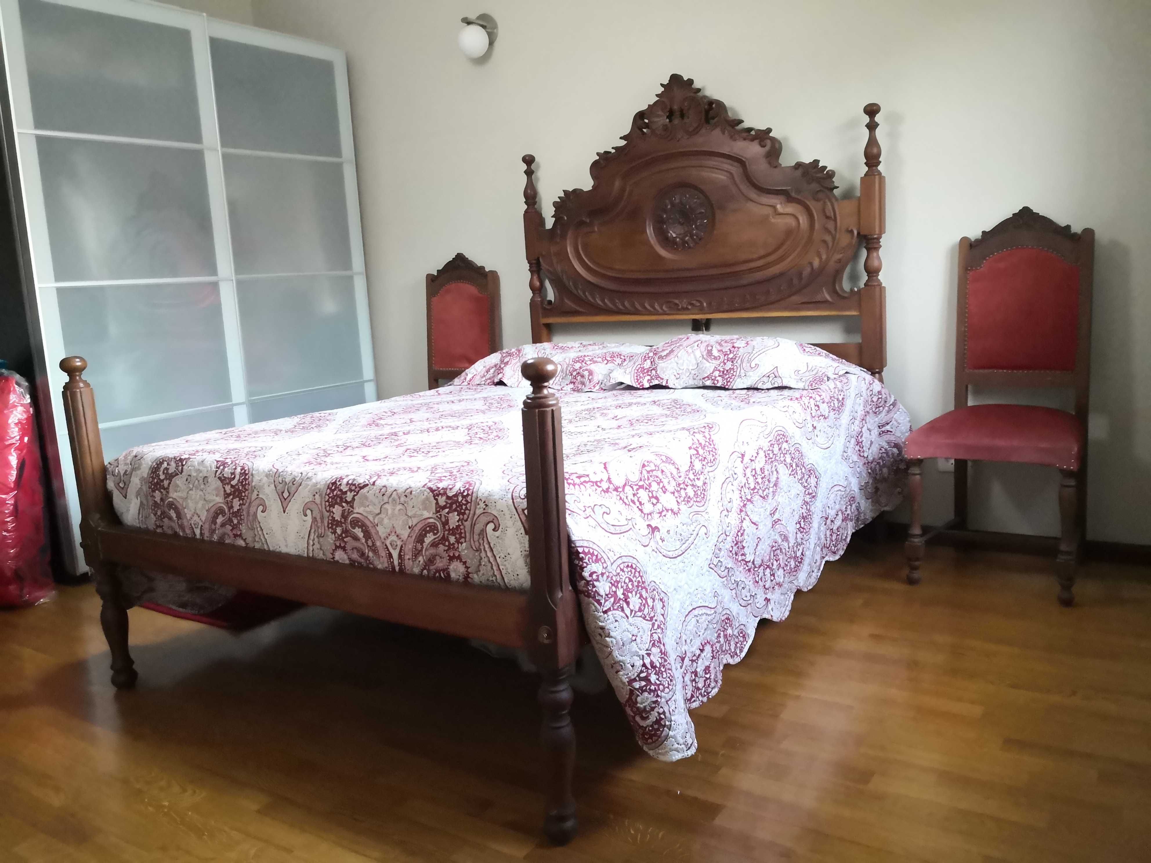 Cama de casal madeira com colchão - Barcelos