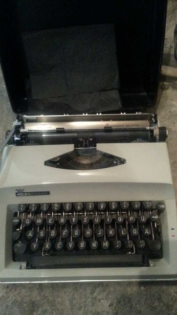 Stara walizkowa maszyna do pisania ADLER.