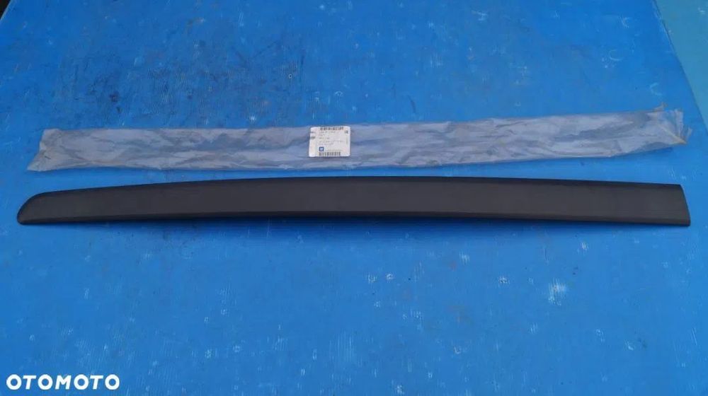 Listwa drzwi lewy przód Opel Zafira II B 13137772 nowa oryginalna