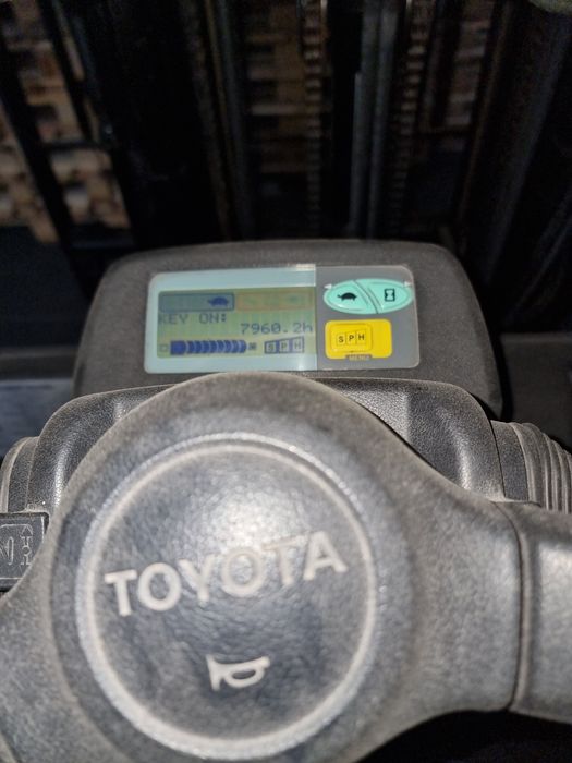 Empilhador Toyota,elétrico com bateria nova de 80 voltes