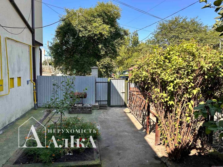 Продам частину будинку з власним двором