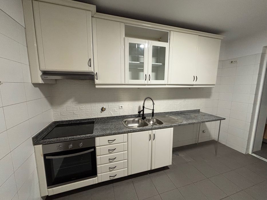 Cozinha completa com eletrodomésticos — pronta a desmontar