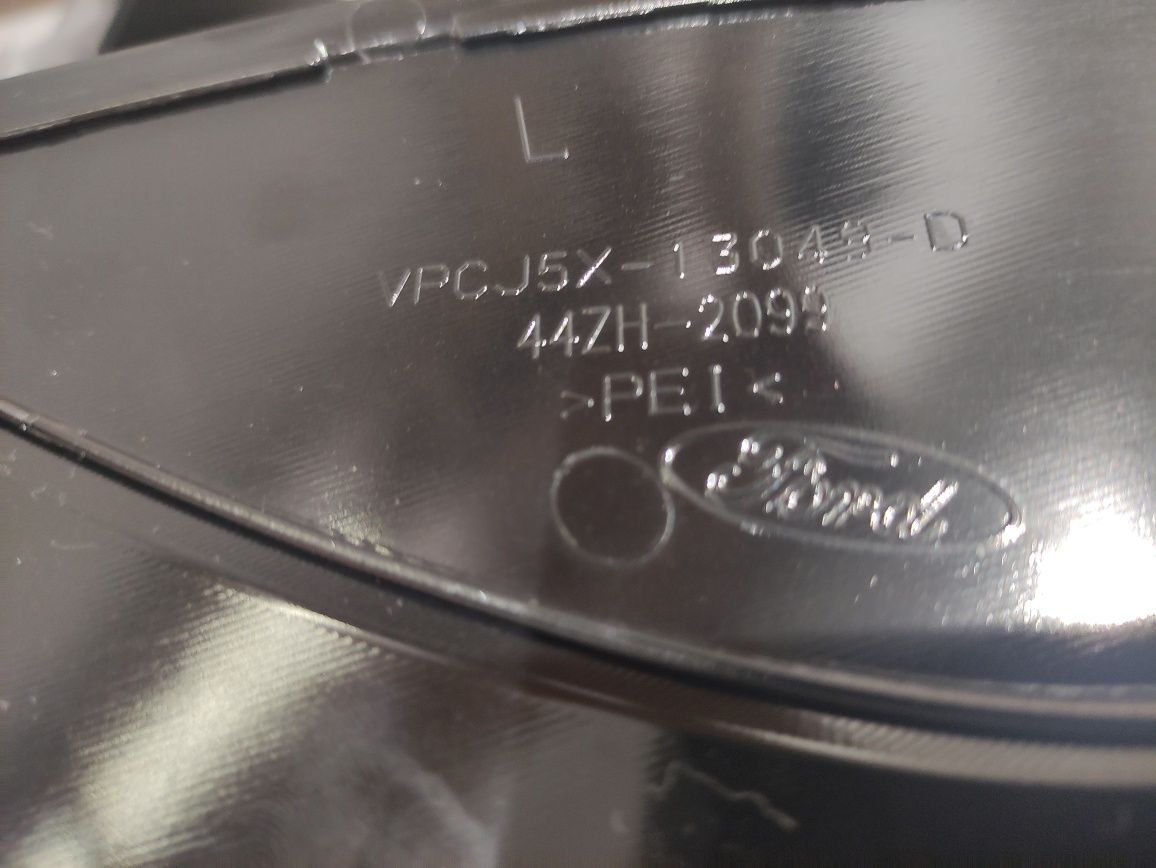 VPCJ5X-13049- D  накладка в фару Форд Эскейп, Куга 2012-2016