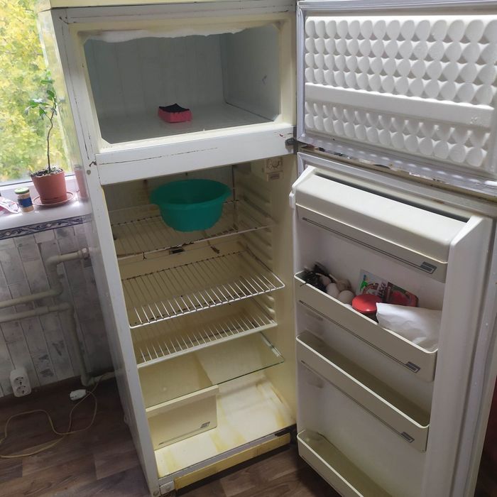 Продам 2х камерный холодильник в рабочем состоянии 2000 гр