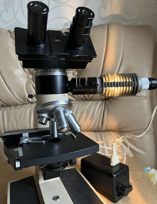 Мікроскоп PZO з освітлювачем ОЕ-1 в ідеальному стані !