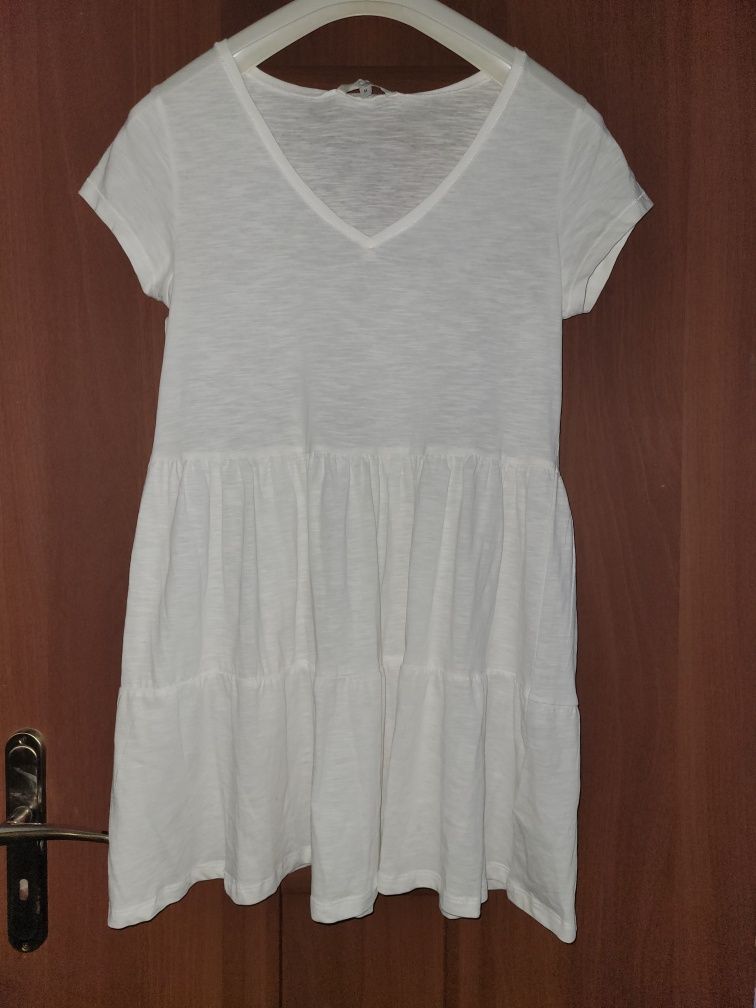 Biała rozkloszowana sukienka z falbanką