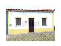 Moradia com quatro quartos em zona central de Vila Nova de São Bento