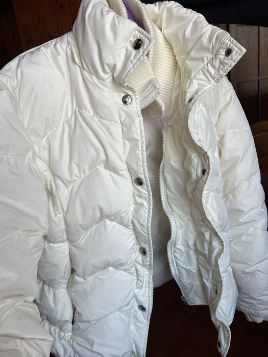 Жіночий пуховик з гусиного пуху.