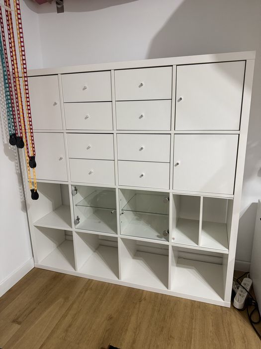 Kalax ikea regal biurowy z wkladami i oswietleniem