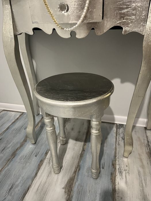 Elegancka sreberna toaletka w stylu glamour