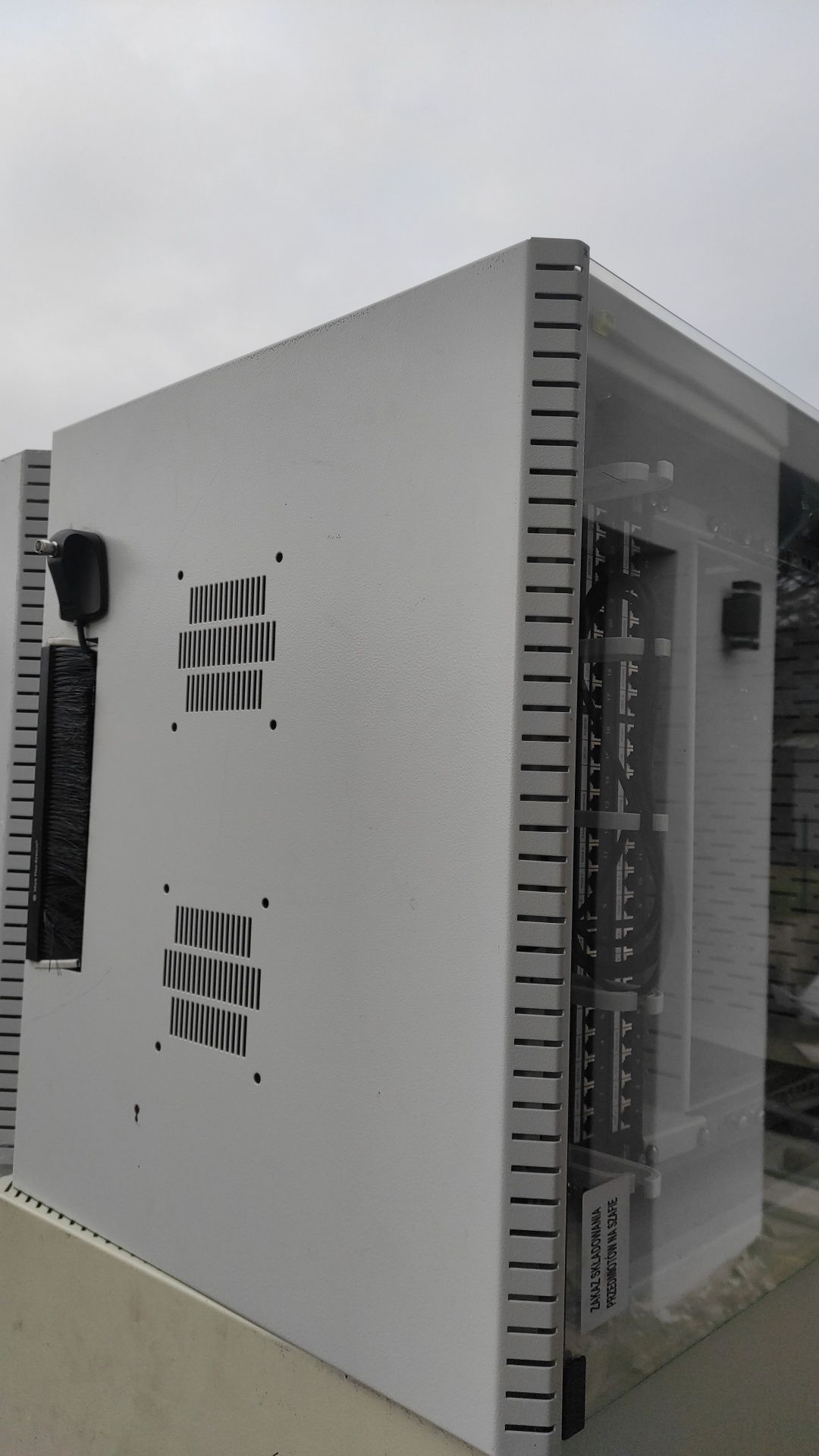 Szafa it rack używane jak nowe z wyposażeniem
