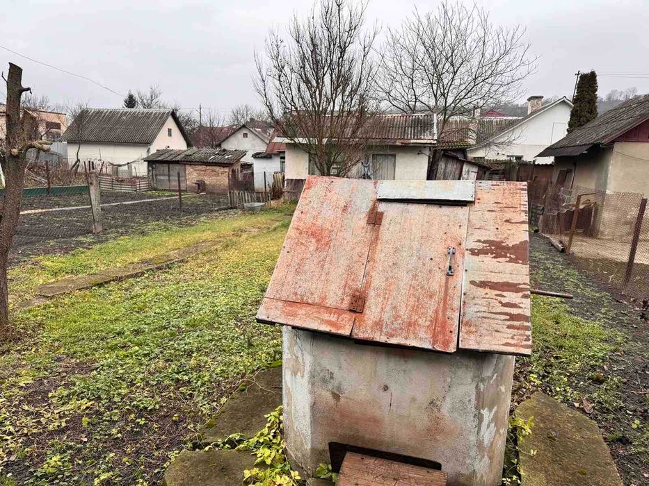 Частина будинку з ділянкою