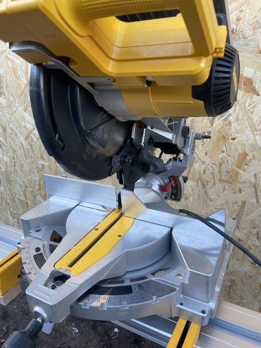 Торцовка комбінована dewalt d27113