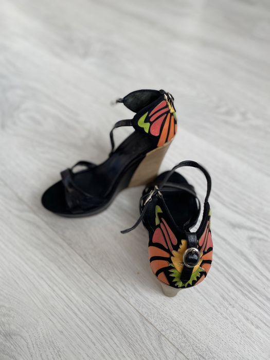 Босоніжки шкіряні на платформі