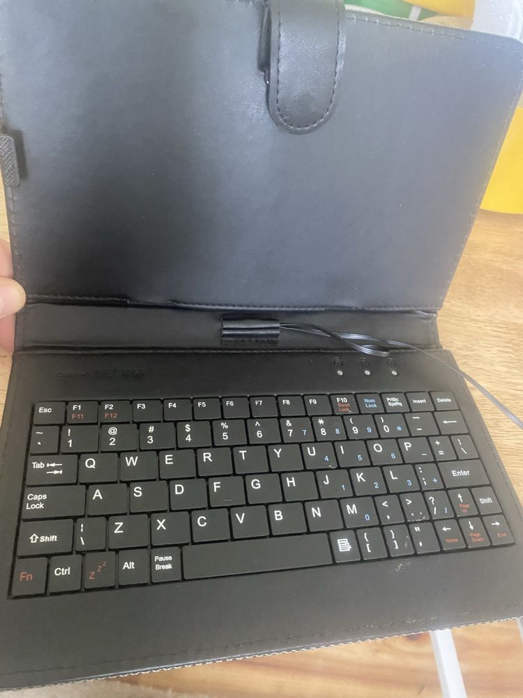 Etui na tablet 7’’ omega Indiana z klawiaturą