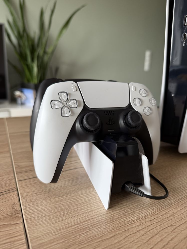 PlayStation 5 z napędem, 2 oryginalne pady, stacja ładująca