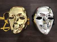 Máscaras douradas e prateadas em plástico (c/ elástico atrás)