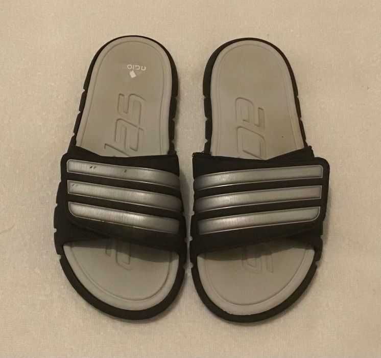Chinelos marca Adidas