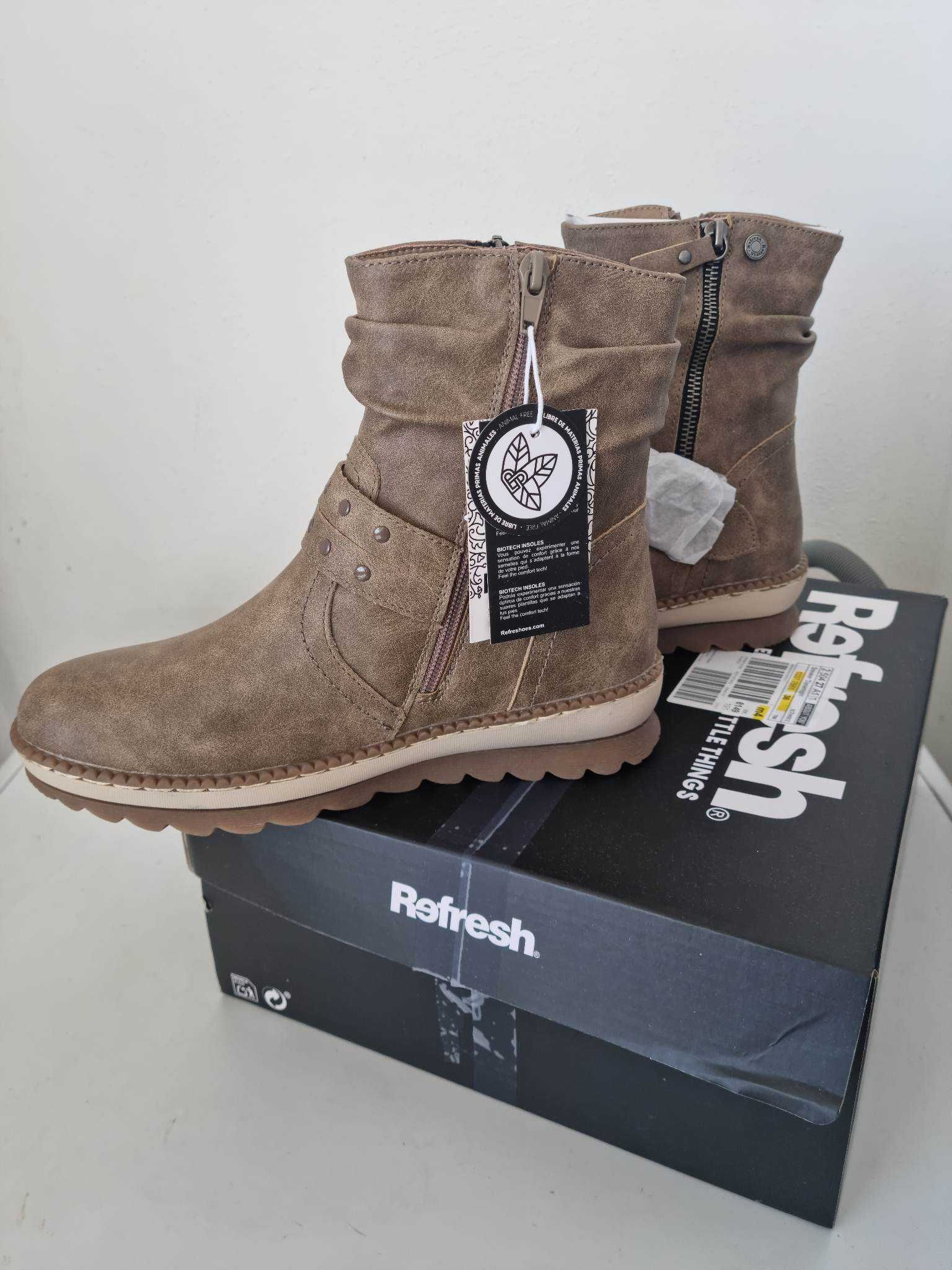 Botas, marca "Refresh Shoes", cor taupe.